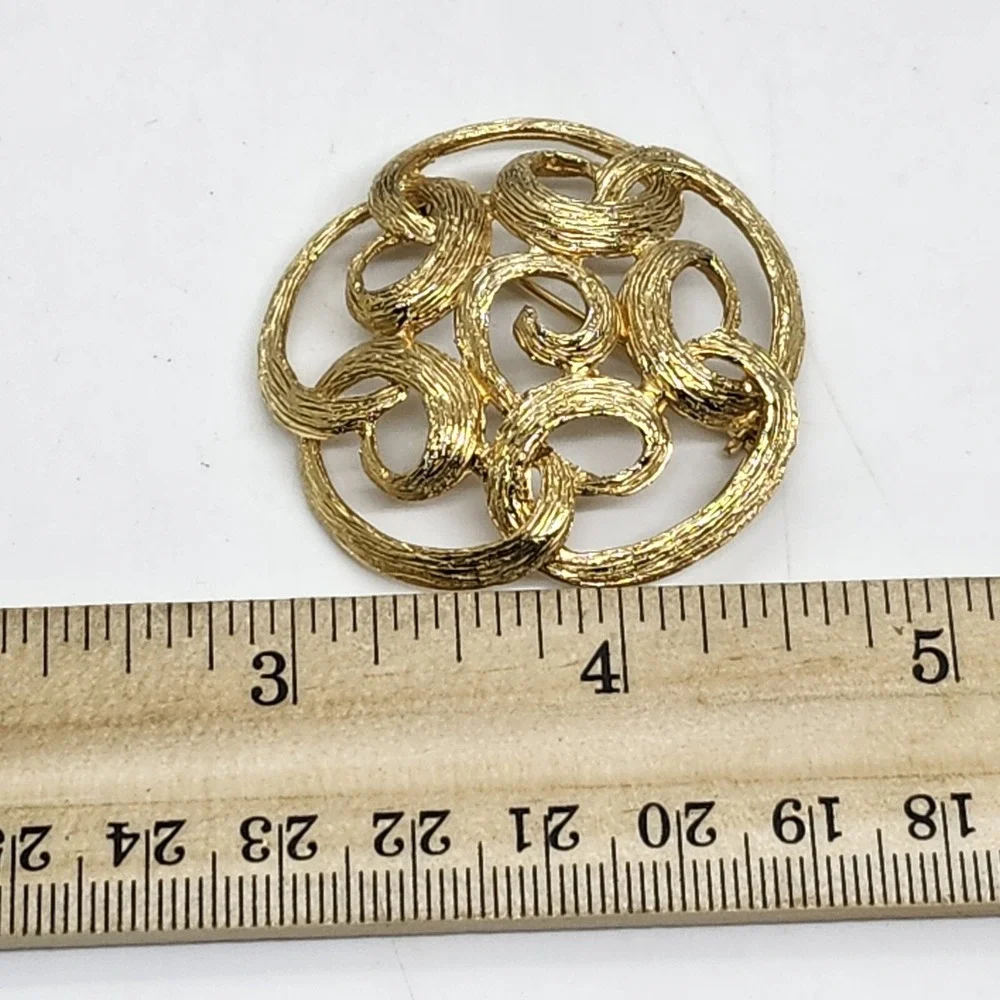 VINTAGE BROOCH / PIN SARAH‎ COVENTRY GOLD TONE TAILORED SWIRL STATEMENT 1960s